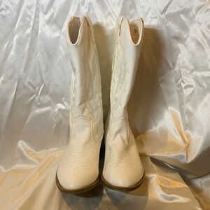 NWOT ARULA WHITE Heeled Western Boots
